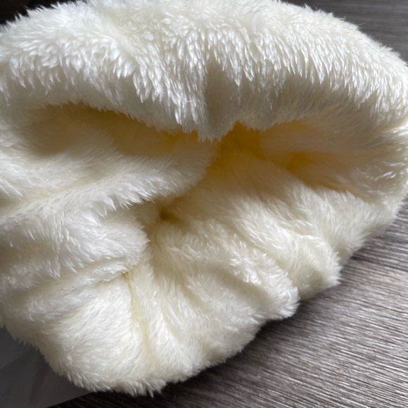 Ugg hat, OFF WHITE - Picture 3 of 3